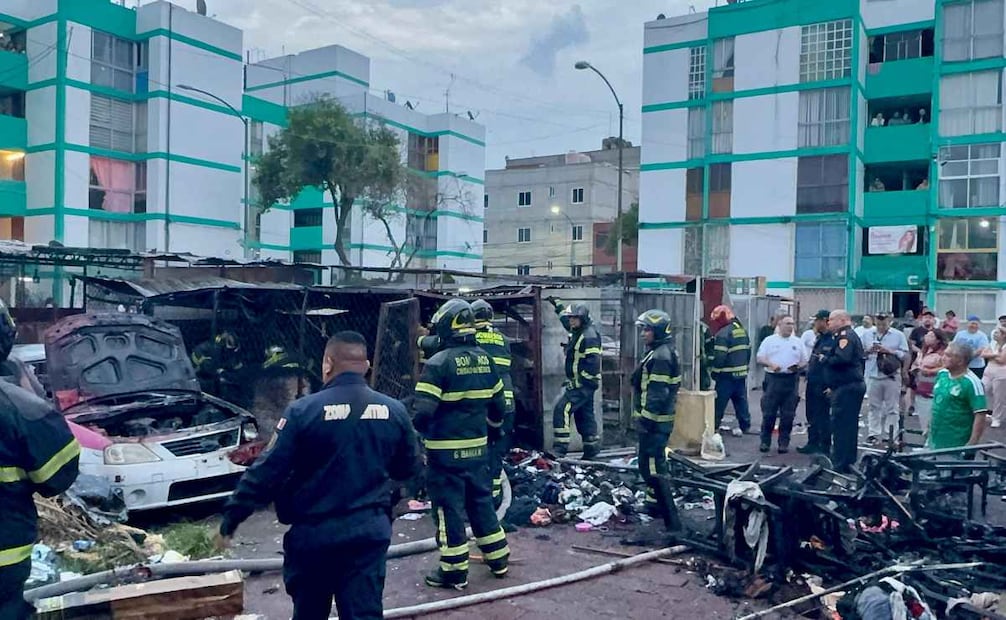 Incendio en la colonia Morelos deja dos heridos con quemaduras leves; hay tres vehículos dañados.
Foto: Valente Rosas / EL UNIVERSAL