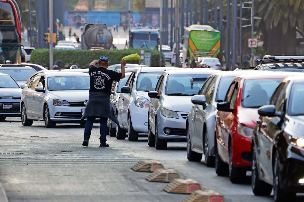 Desde la avenida Juárez los franeleros llaman a los automovilistas para que se estacionen. Foto: Fernanda Rojas