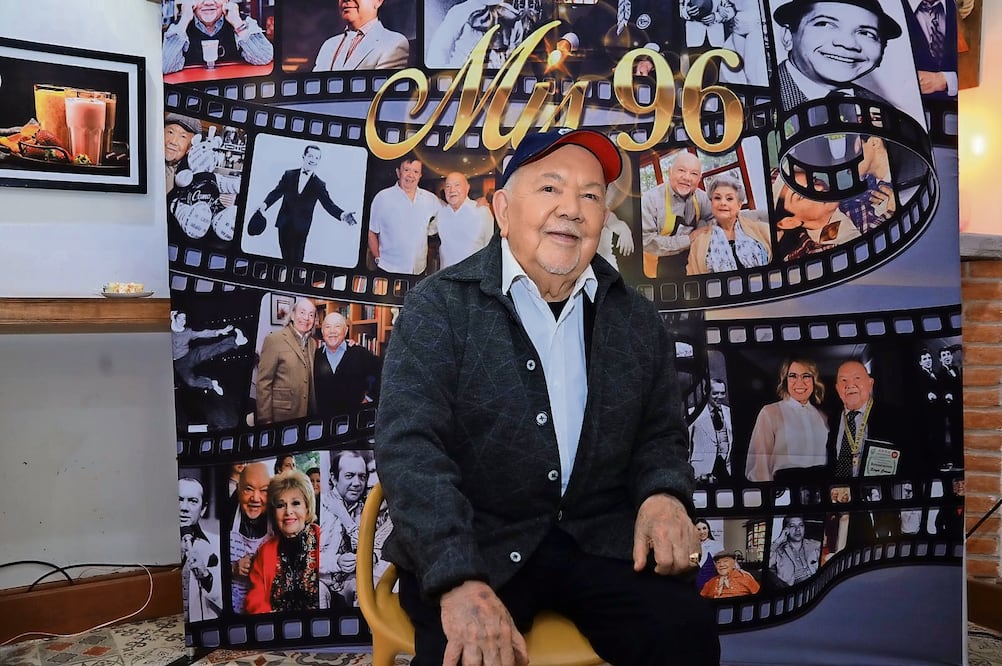 Corona sigue al frente del programa Como dice el dicho, producción que le celebró su cumpleaños en la cafetería donde graban. Foto: de Televisa