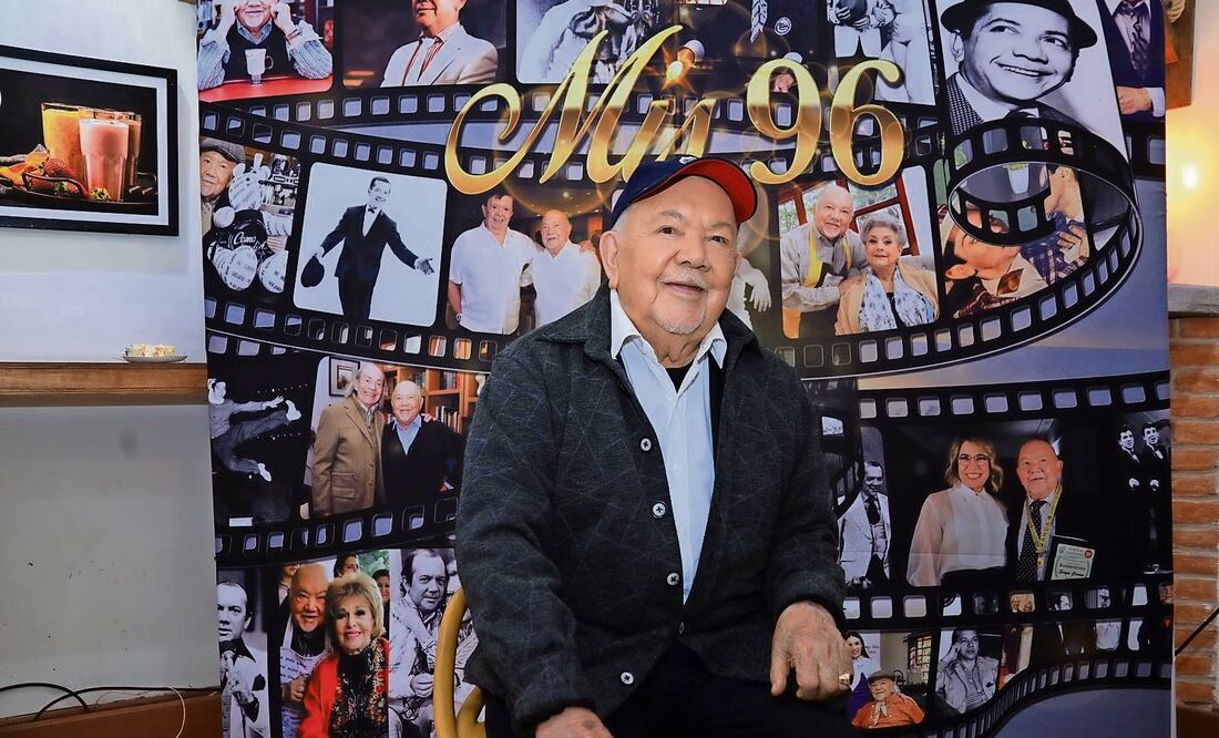 Corona sigue al frente del programa Como dice el dicho, producción que le celebró su cumpleaños en la cafetería donde graban. Foto: de Televisa