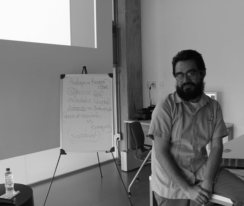 El escritor Guillermo Espinosa Estrada imparte una clase en el Centro Documental de Literatura Iberoamericana. /Laura Flores Universidad de Guadalajara