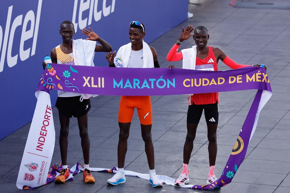 Tadu Abate, Benard Kipkorir y Edwin Kiprop en el Maratón de la Ciudad de México - Foto: Diego SImón Sánchez/EL UNIVERSAL