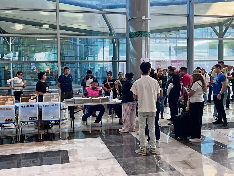 Largas filas se registraron en la sala 1 del Aeropuerto Internacional Felipe Ángeles, donde se instaló una casilla especial para votar con sólo mil papeletas. Algunas personas se quejaron por la tardanza en la instalación de las urnas. Foto: Arturo Contreras | El Universal