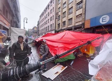 Poste cae sobre campamento de la CNTE en Centro Histórico; no hay heridos
