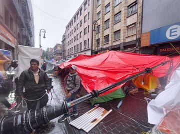 Poste cae sobre campamento de la CNTE en Centro Histórico; no hay heridos