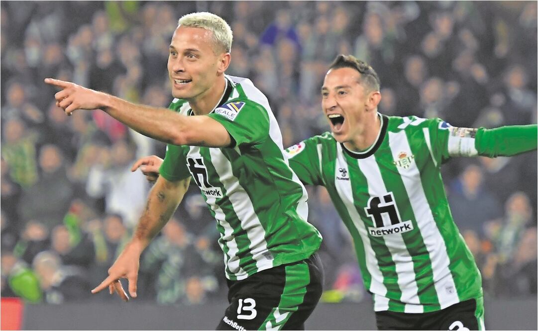 Sergio Canales celebra un gol con Andrés Guardado en el Betis