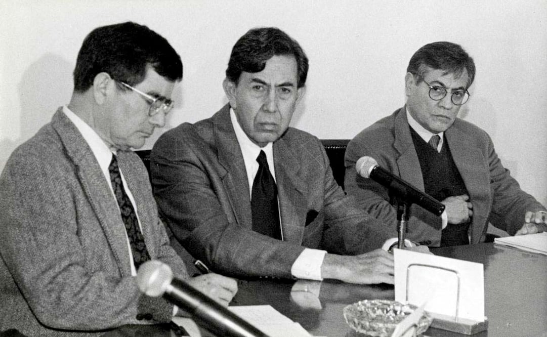 El Jefe de gobierno del Distrito Federal, Ing. Cuauhtémoc Cárdenas, ofreció su segunda conferencia de prensa catorcenal acompañado por el director de comunciación social, Pablo Marentes y su secretario particular, Armando López. Foto: Archivo El Universal.