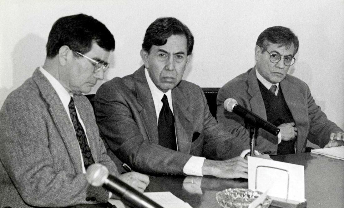El Jefe de gobierno del Distrito Federal, Ing. Cuauhtémoc Cárdenas, ofreció su segunda conferencia de prensa catorcenal acompañado por el director de comunciación social, Pablo Marentes y su secretario particular, Armando López. Foto: Archivo El Universal.