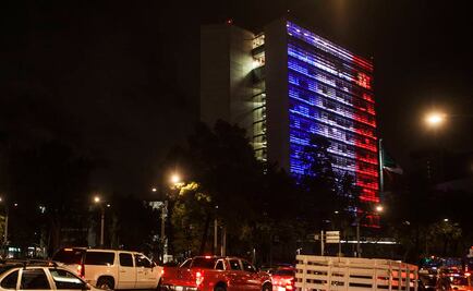 México se ilumina en solidaridad con Francia