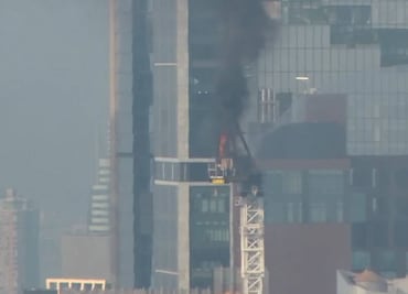 Reportan 6 heridos por incendio y caída de una grúa en pleno centro de Nueva York