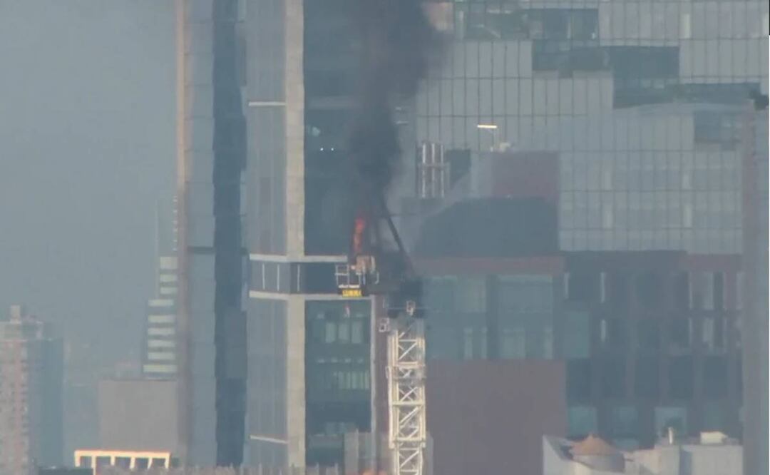 Grúa de construcción se incendia y su brazo choca contra edificio en Manhattan. Foto: AP