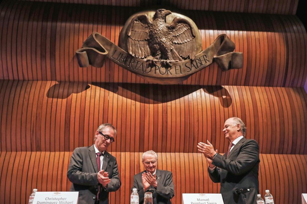 El escritor Christopher Domínguez Michael junto a Manuel Peimbert Sierra, presidente de El Colegio Nacional, y el historiador Enrique Krauze (CRISTOPHER ROGEL BLANQUET. EL UNIVERSAL)