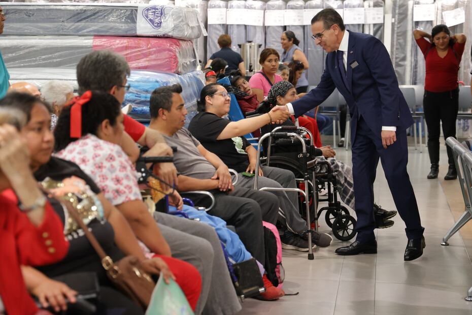 Ciudad de México 2 junio 2026 Alejandro Valenzuela, presidente del Consejo de Administración de Banco Azteca y Azteca Servicios Financieros, encabezó la entrega de 50 sillas de ruedas a 50 clientes de Banco Azteca en la tienda Elektra ubicada, en Av. Insurgentes Sur número 3862. Foto: Fernanda Rojas/ El Universal 