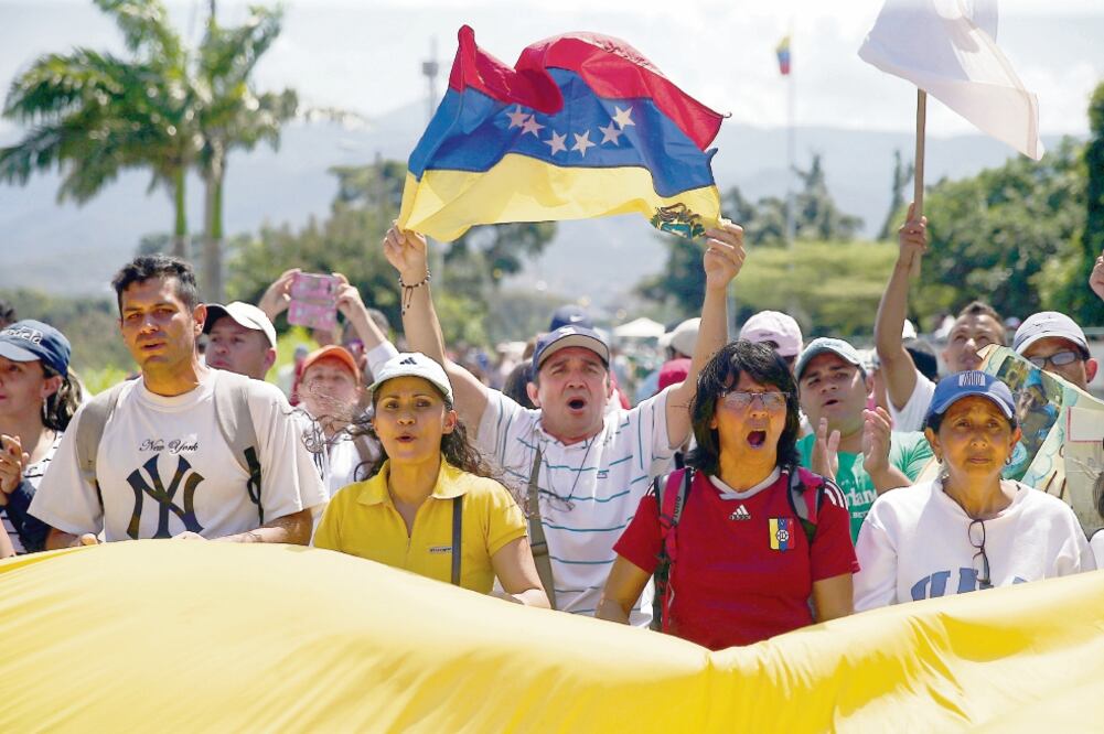 Partidarios de la oposición venezolana protestaron ayer contra el presidente Nicolás Maduro en el puente Simón Bolívar, en Cúcuta, Colombia. Foto: EDGARD GARRIDO. REUTERS