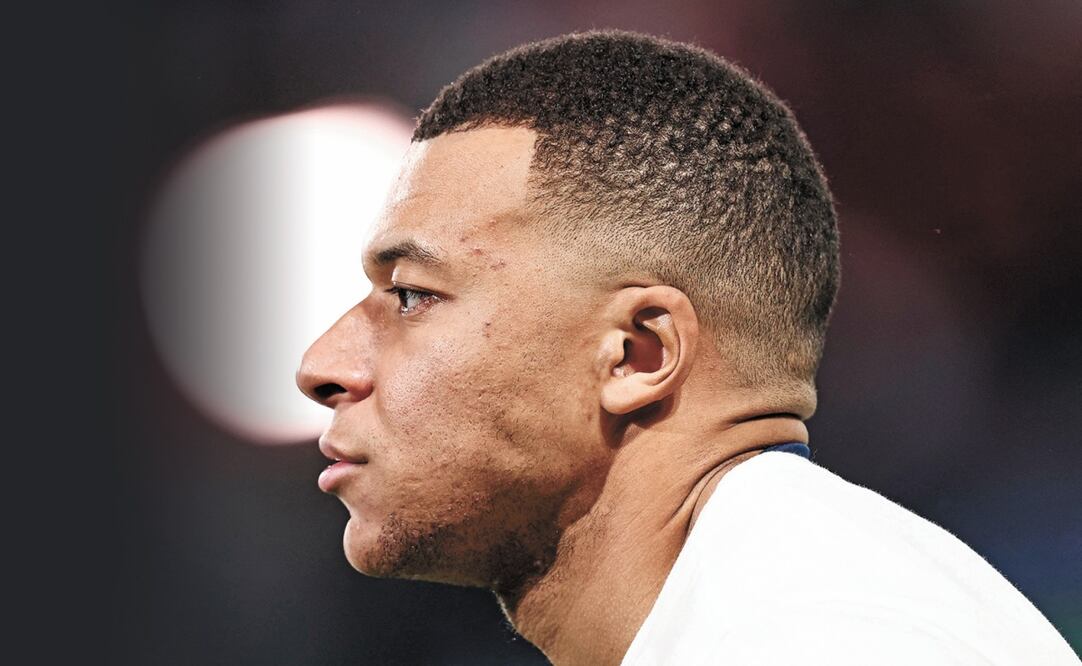 (FILES) Paris Saint-Germain's French forward #07 Kylian Mbappe warms up during the French L1 football match between Paris Saint-Germain (PSG) and FC Metz at the Parc des Princes stadium in Paris, on December 20, 2023. Kylian Mbappe has signed for Real Madrid, according to the club, AFP reports on June 3, 2024. (Photo by FRANCK FIFE / AFP)