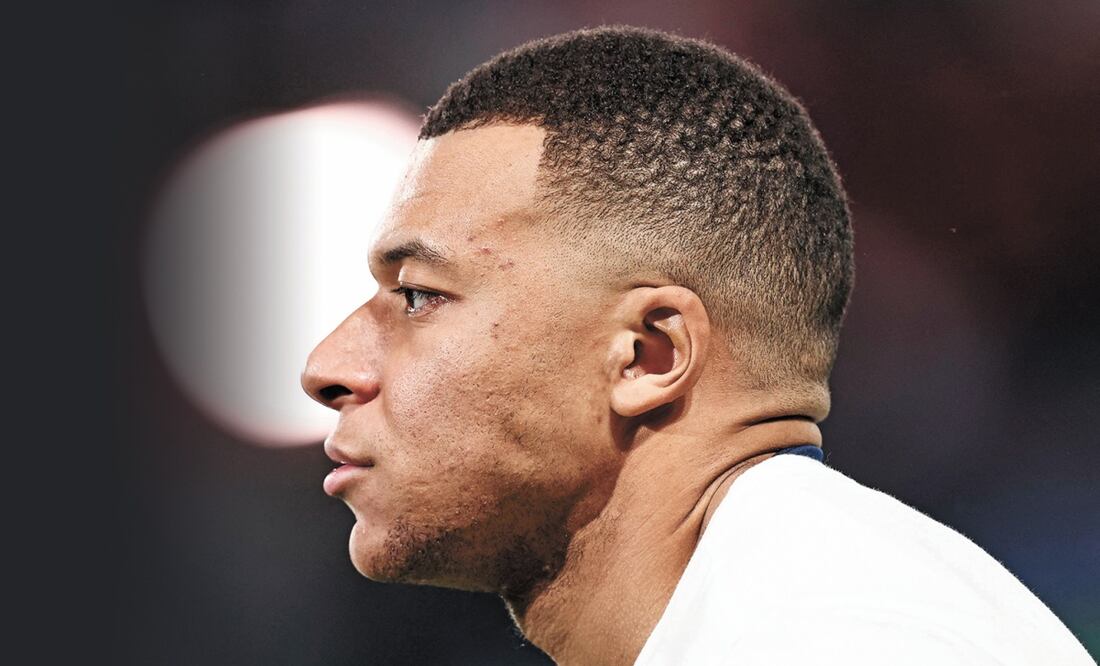 (FILES) Paris Saint-Germain's French forward #07 Kylian Mbappe warms up during the French L1 football match between Paris Saint-Germain (PSG) and FC Metz at the Parc des Princes stadium in Paris, on December 20, 2023. Kylian Mbappe has signed for Real Madrid, according to the club, AFP reports on June 3, 2024. (Photo by FRANCK FIFE / AFP)