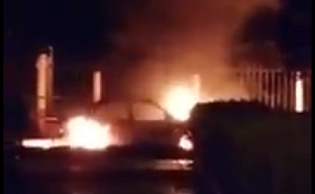 Los inconformes incendiaron un vehículo oficial. Foto: Especial