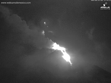 Volcán de Colima registra incandescencia y emisión de gases 