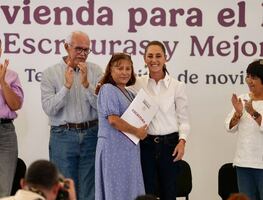"Hay de dos, volver a la corrupción o seguir avanzando con la 4T", dice Sheinbaum; encabeza entrega de escrituras en Tepic