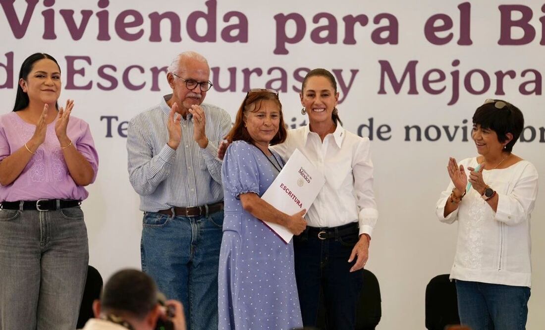 Presidenta Claudia Sheinbaum encabeza entrega de escrituras en Tepic, Nayarit junto al gobernador Miguel Ángel Navarro (08/11/2025). Foto: Presidencia