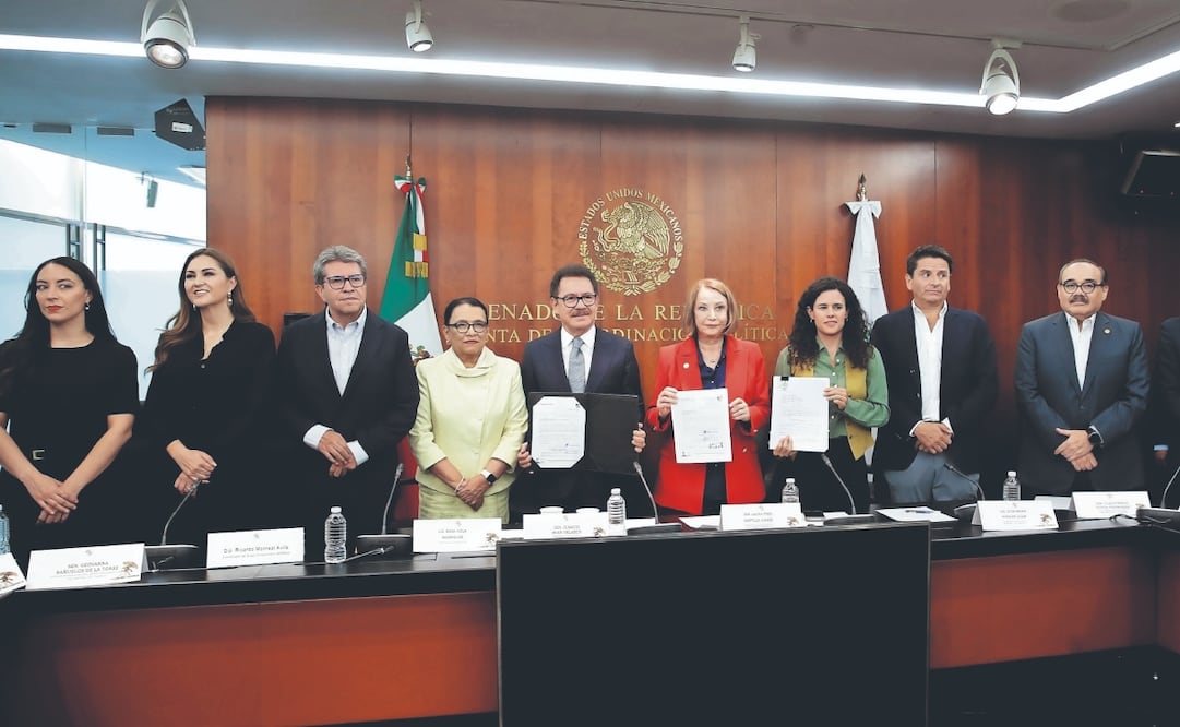 En el acto oficial de entrega del documento participaron la secretaria de Gobernación y la consejera Jurídica de la Presidencia. Foto: Especial