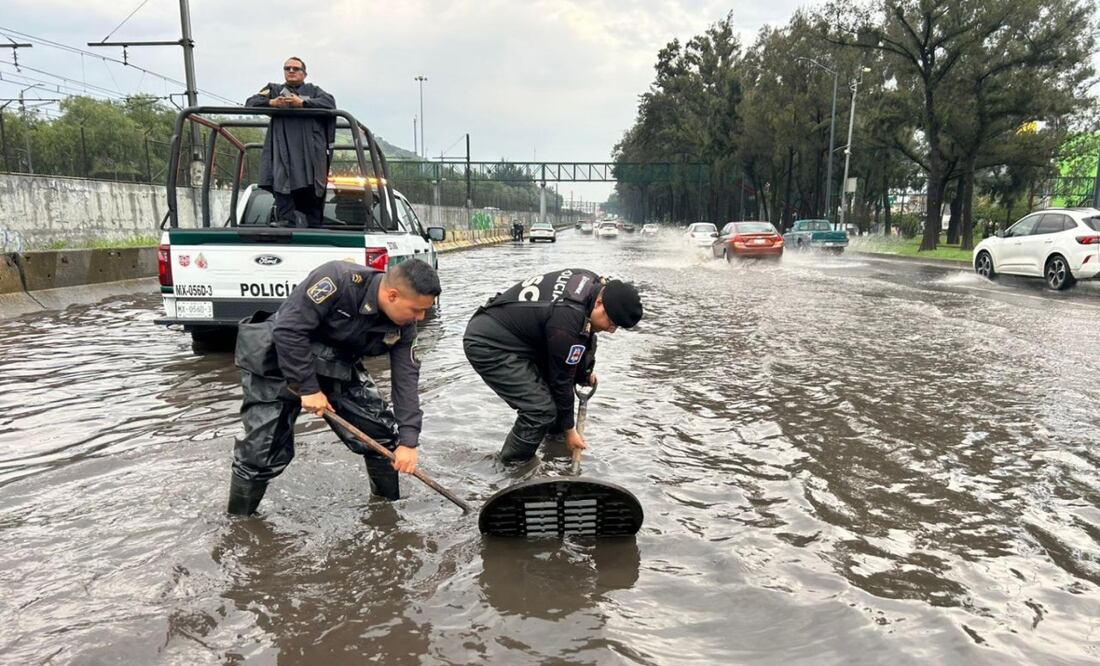 Destapan coladeras en Calzada Ignacio Zaragoza para evitar vehículos varados; Policía Ribereña actúa ante encharcamientos. Foto: Especial