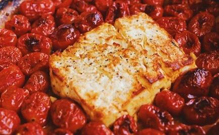 Esta es la ensalada de tomates cherry y queso feta que se está apoderando de Tik Tok