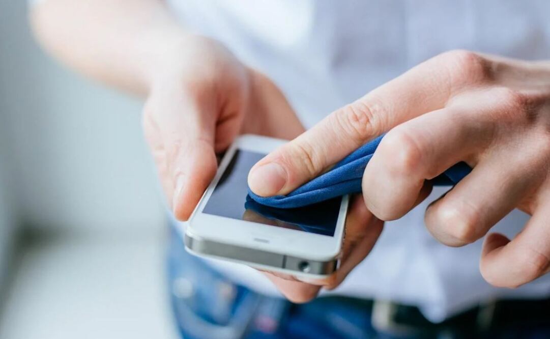 Una de las opciones para desinfectar sin dañar tu dispositivo, es utilizar alcohol isopropílico