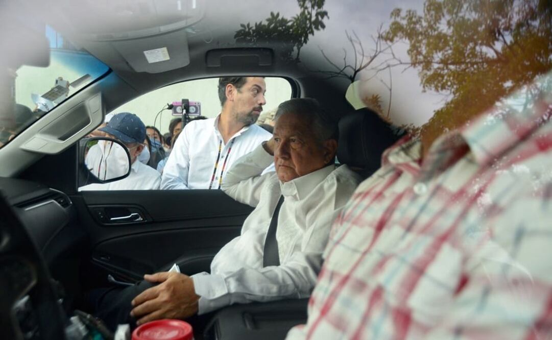 López Obrador esperaba en su camioneta, protegido solo por elementos de su Ayudantía. Foto: Jacob García