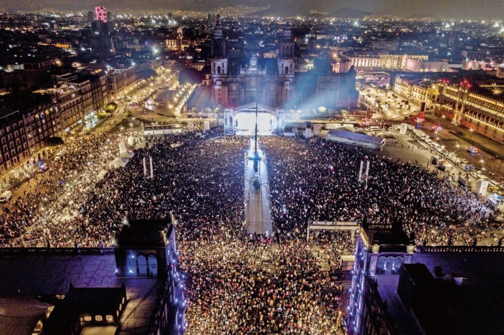 Después de que Lorenzo Córdova anunciara la clara ventaja de Andrés Manuel López Obrador en los comicios de este domingo, cientos de ciudadanos se dieron cita en la Plaza de la Constitución para celebrar la victoria del tabasqueño (ALEJANDRA LEYVA)