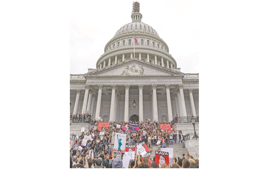 Manifestantes irrumpieron en la sede del Capitolio de Estados Unidos, antes de que el Senado votara sobre la confirmación del juez Kavanaugh. Foto: ERIK S. LESSER. EFE