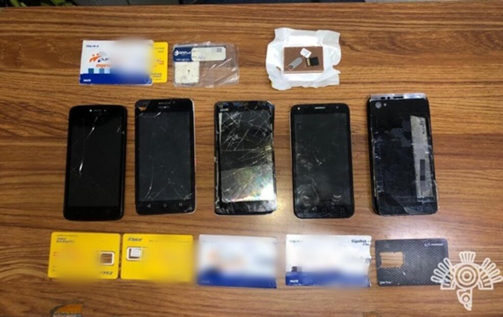 Aseguran droga dinero y celulares en operativos en dos penales de Puebla