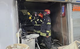 Bomberos de Naucalpan auxilian a dos mujeres tras presunto cortocircuito en local en Cuatro Caminos; resultan lesionadas