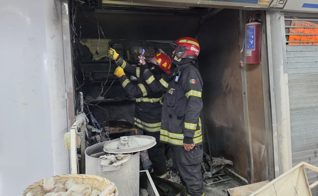 Bomberos de Naucalpan auxilian a dos mujeres. Foto: especial