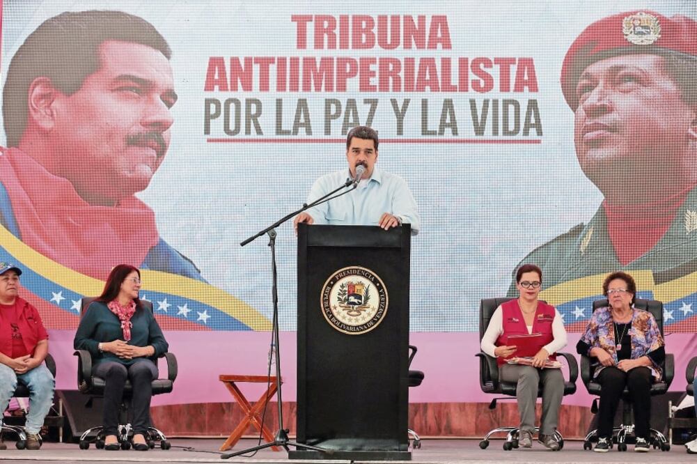 El presidente venezolano, Nicolás Maduro criticó ayer a la OEA y a su secretario general, Luis Almagro, durante un evento en Caracas con mujeres simpatizantes de su gobierno. (XINHUA)