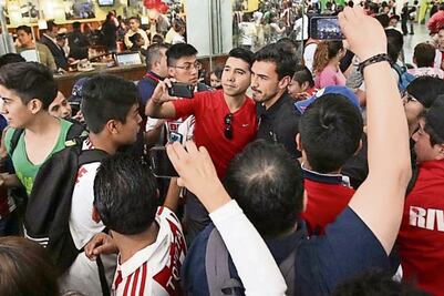 Fervor rojiblanco invade el aeropuerto de la capital