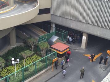 Integrantes del Barzón cierran accesos a Plaza Inn