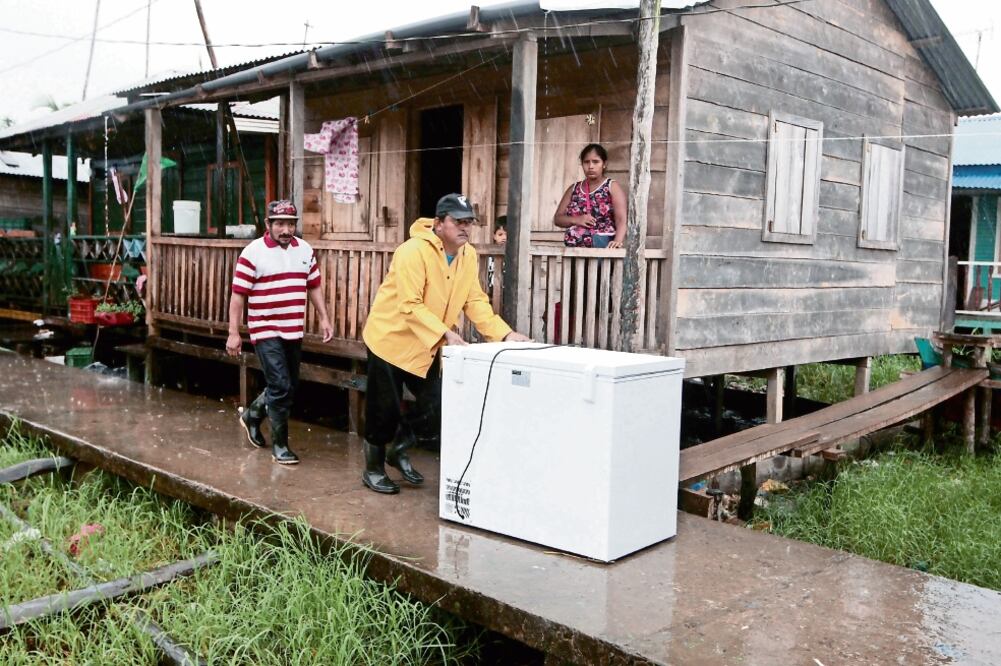 Un nicaragüense se lleva un refrigerador a un refugio, antes del impacto de Otto en Bluefields. El país mantiene el estado de emergencia. (FOTO: OSWALDO RIVAS. REUTERS)
