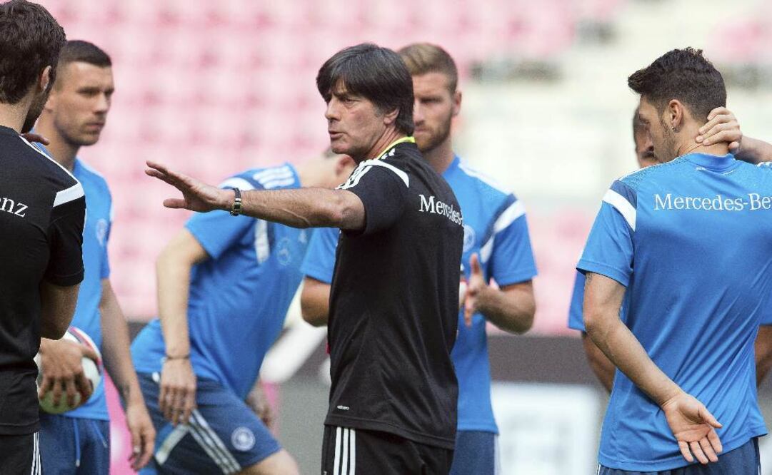 Löw da instrucciones a los seleccionados alemanes. Archivo
