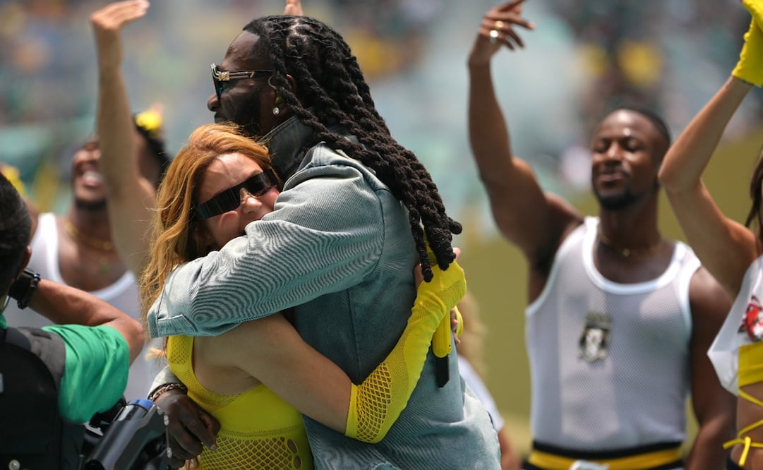 Shakira y Burna Boy se abrazan tras su presentación en la inauguración del Mundial en el Estadio Ciudad de México. Foto: AP.