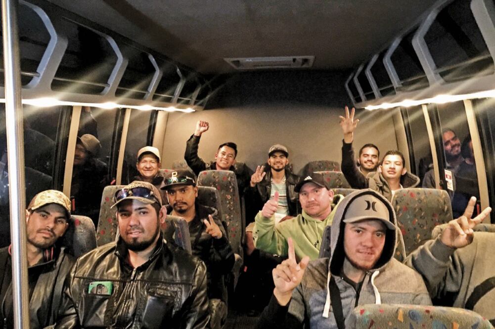 Un grupo de 25 migrantes legales mexicanos dejó Estados Unidos y regresó a este país luego de que uno de sus compañeros, Honesto Silva Ibarra, falleciera en la granja Sarbanand Farms (FOTOS: CORTESÍA ÉDGAR FRANKS)