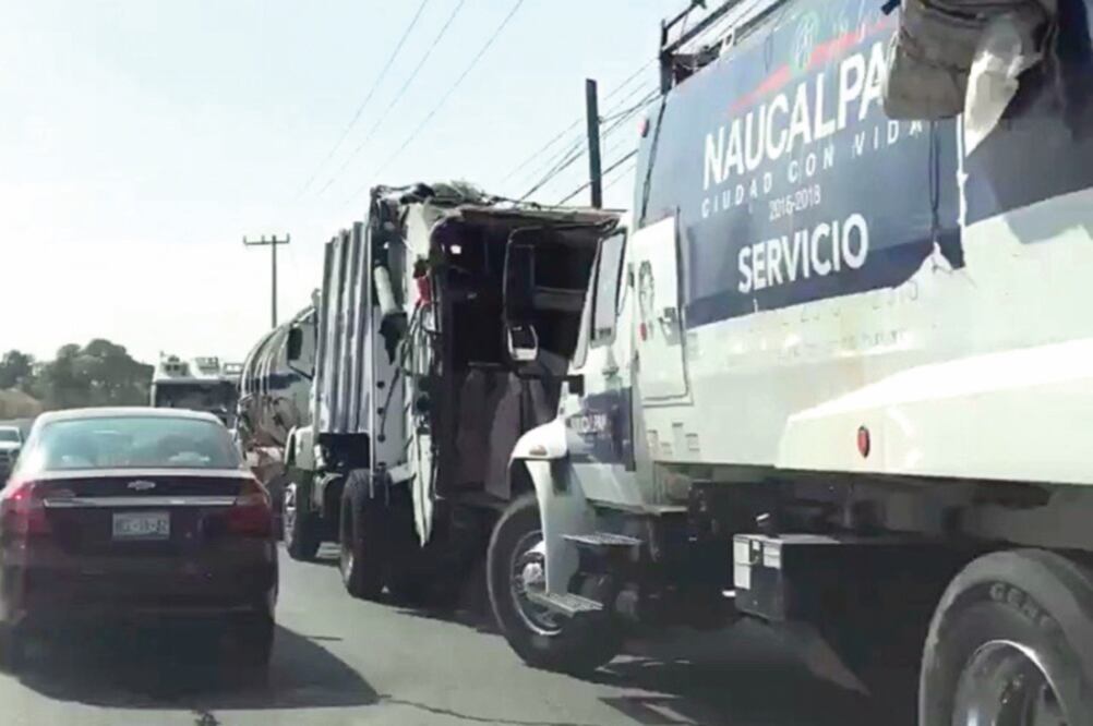Desde el amanecer, decenas de camiones empezaron a llegar y se formaron en la carretera Río Hondo Huixquilucan, en espera de cargar combustible. (REBECA JIMÉNEZ. EL UNIVERSAL)