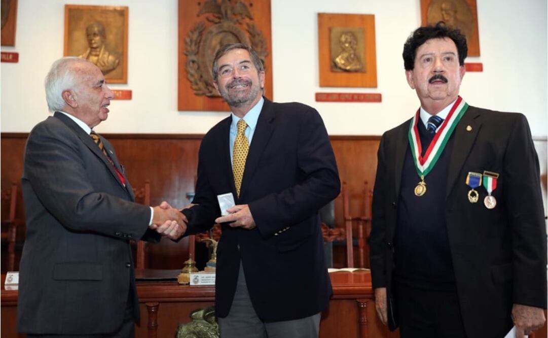 El doctor De la Fuente recibió un reconocimiento por parte de la Sociedad Mexicana de Geografía y Estadística (SMGE) a su destacada labor. /Lucía Godínez - EL UNIVERSAL