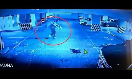 "Ella ya sin vida"; Sheinbaum presenta foto de Rautel cargando el cuerpo de Ariadna