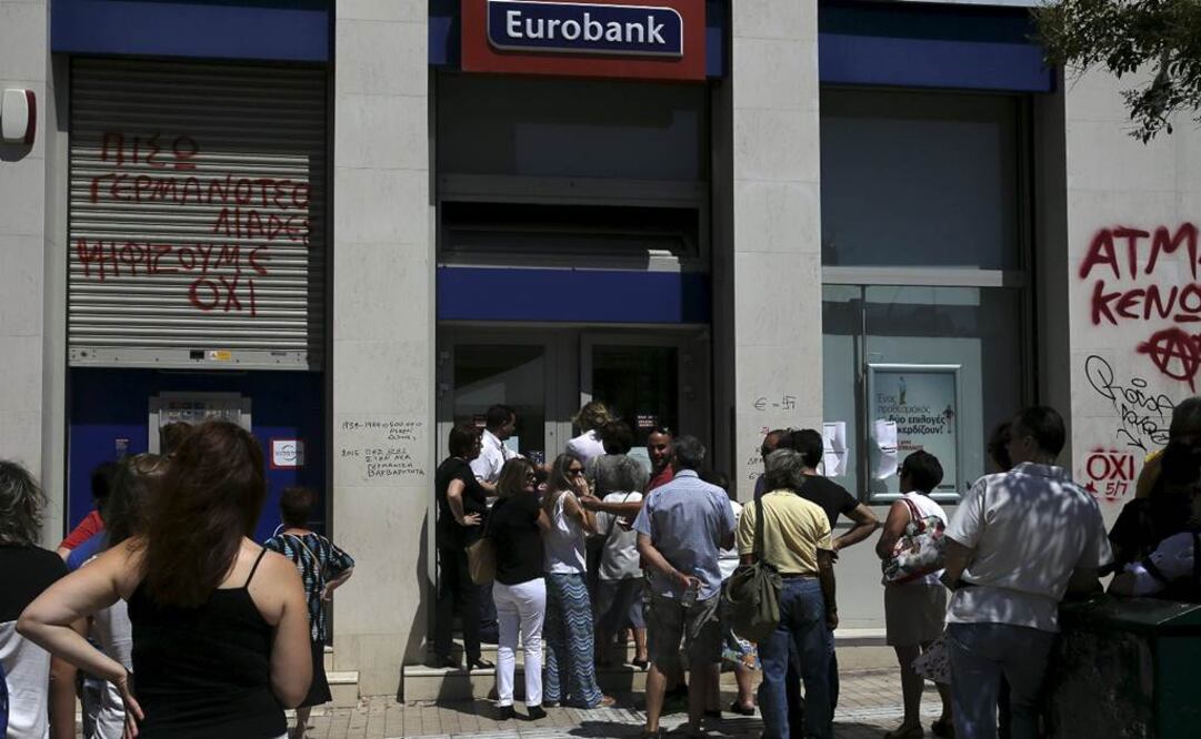 Desde el cierre de los bancos griegos el pasado 29 de junio las filas ante los cajeros automáticos se mantienen día a día en Grecia, sobre todo en su capital   Foto: Reuters