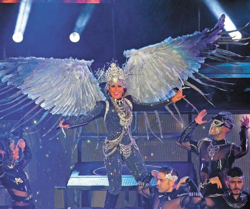 La cantante que usaba alas emplumadas descendió de una plataforma. Foto: CLASOS