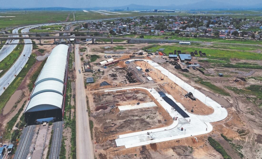 La estación Xaltocan está prácticamente terminada, aunque aún hay movimiento de maquinaria alrededor, pues el Cetram sigue en construcción. Foto: Arturo Contreras y Gabriel Pano. El Universal