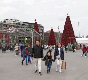 Inauguran Verbena Navideña en el Zócalo de la CDMX