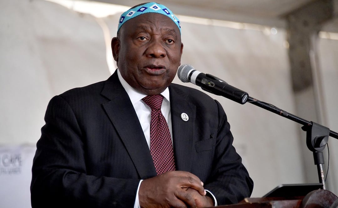 El presidente sudafricano Cyril Ramaphosa en el Museo Qunu pronunciando el discurso de apertura en la conmemoración nacional del Día Internacional de Nelson Mandela respaldado por las Naciones Unidas. Foto: EFE