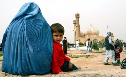 Mujeres borradas: talibanes ordenan a presentadoras de tv a cubrirse el rostro cuando estén al aire